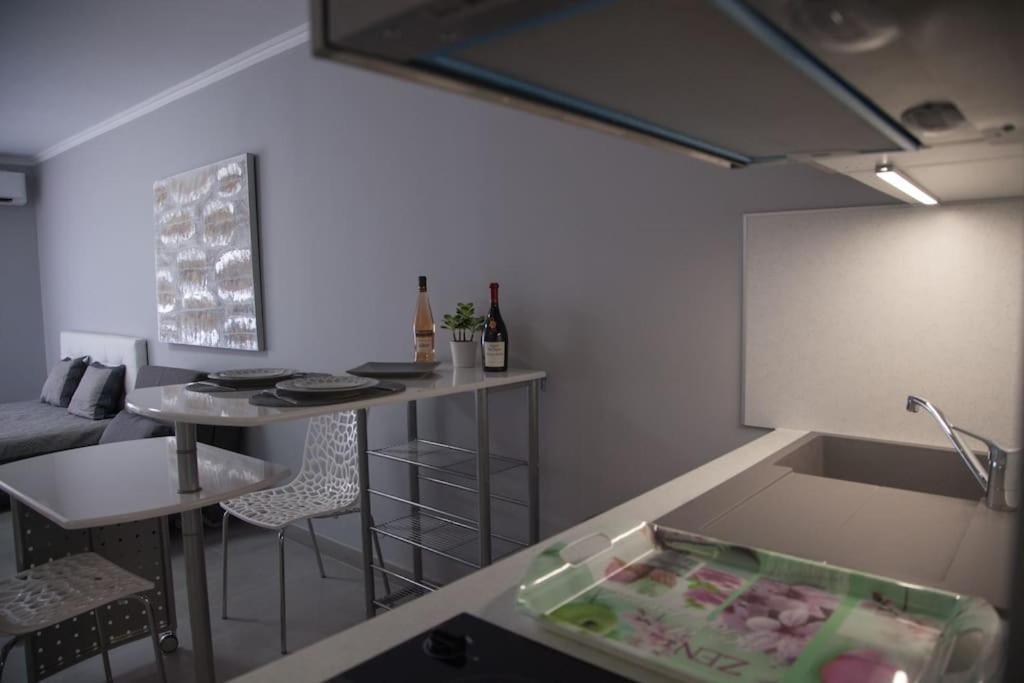 Stylish In Only 50 Meters From ! Appartamento